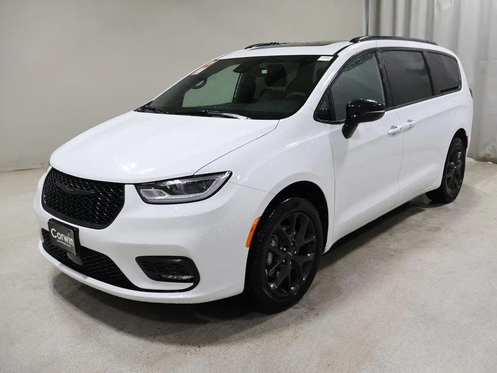 new 2025 Chrysler Pacifica car, priced at $51,304