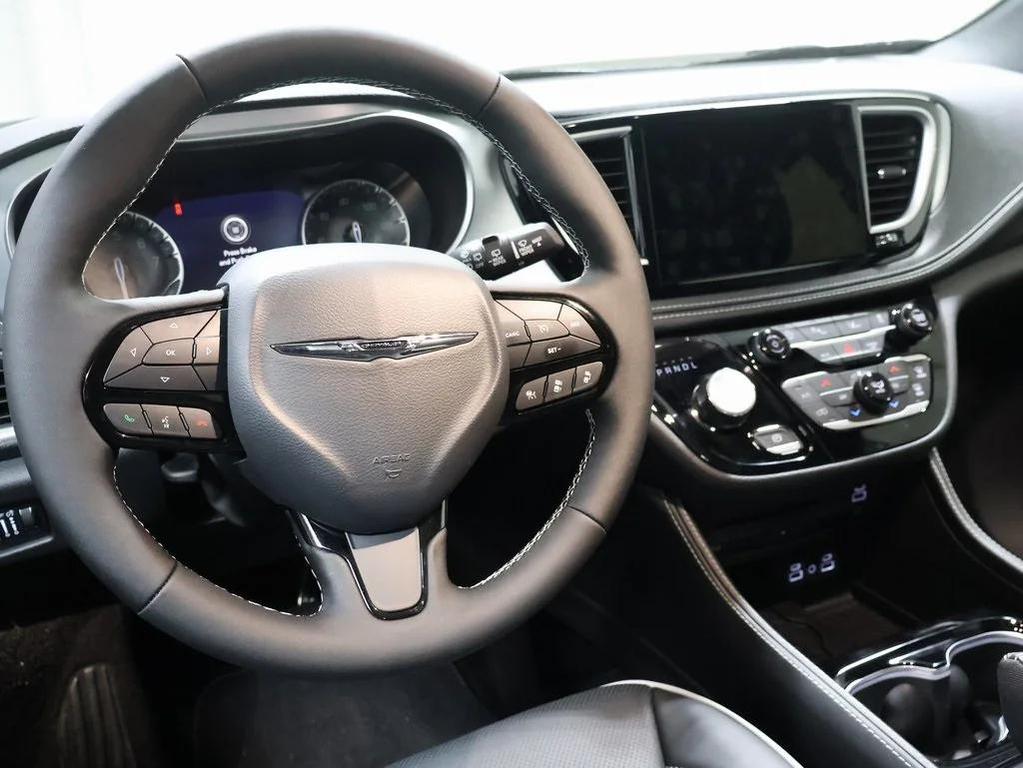 new 2025 Chrysler Pacifica car, priced at $51,304