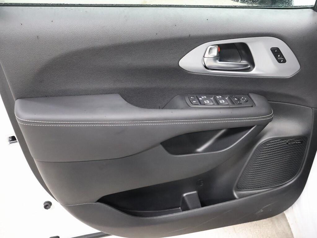 new 2025 Chrysler Pacifica car, priced at $51,304
