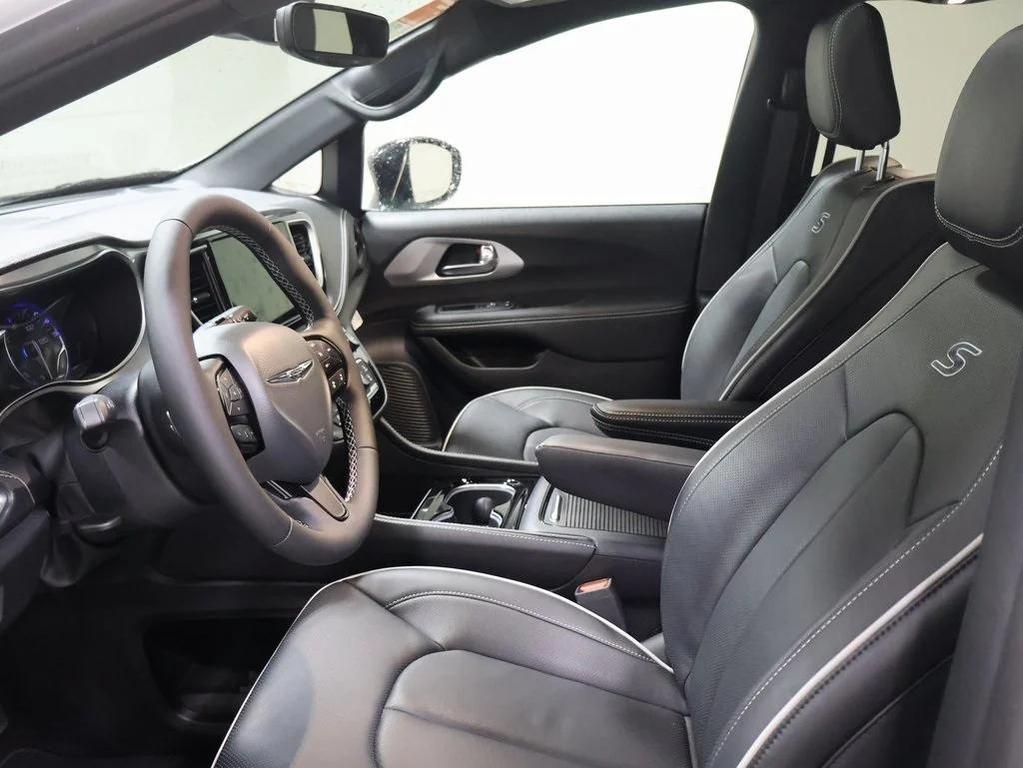 new 2025 Chrysler Pacifica car, priced at $51,304