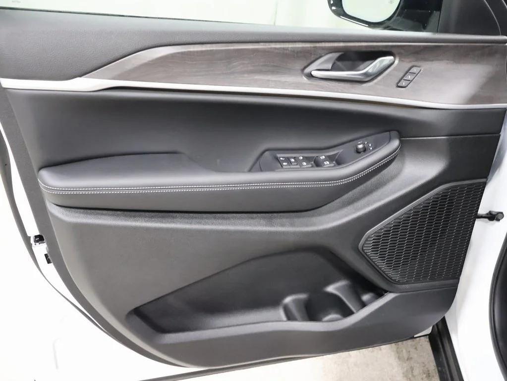 new 2025 Jeep Grand Cherokee car, priced at $51,568
