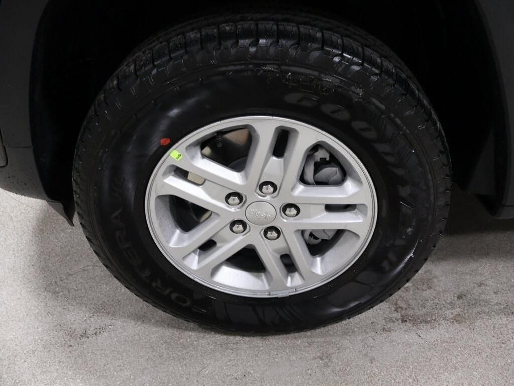 new 2025 Jeep Grand Cherokee car, priced at $38,433