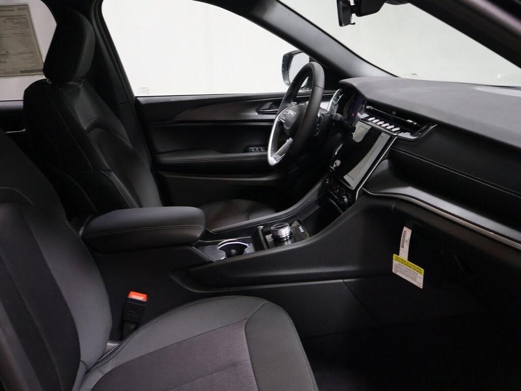 new 2025 Jeep Grand Cherokee car, priced at $38,433