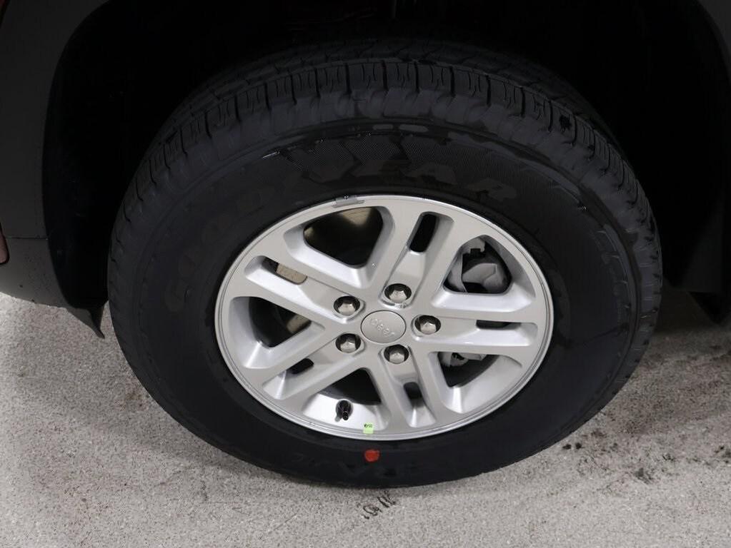 new 2025 Jeep Grand Cherokee car, priced at $37,999