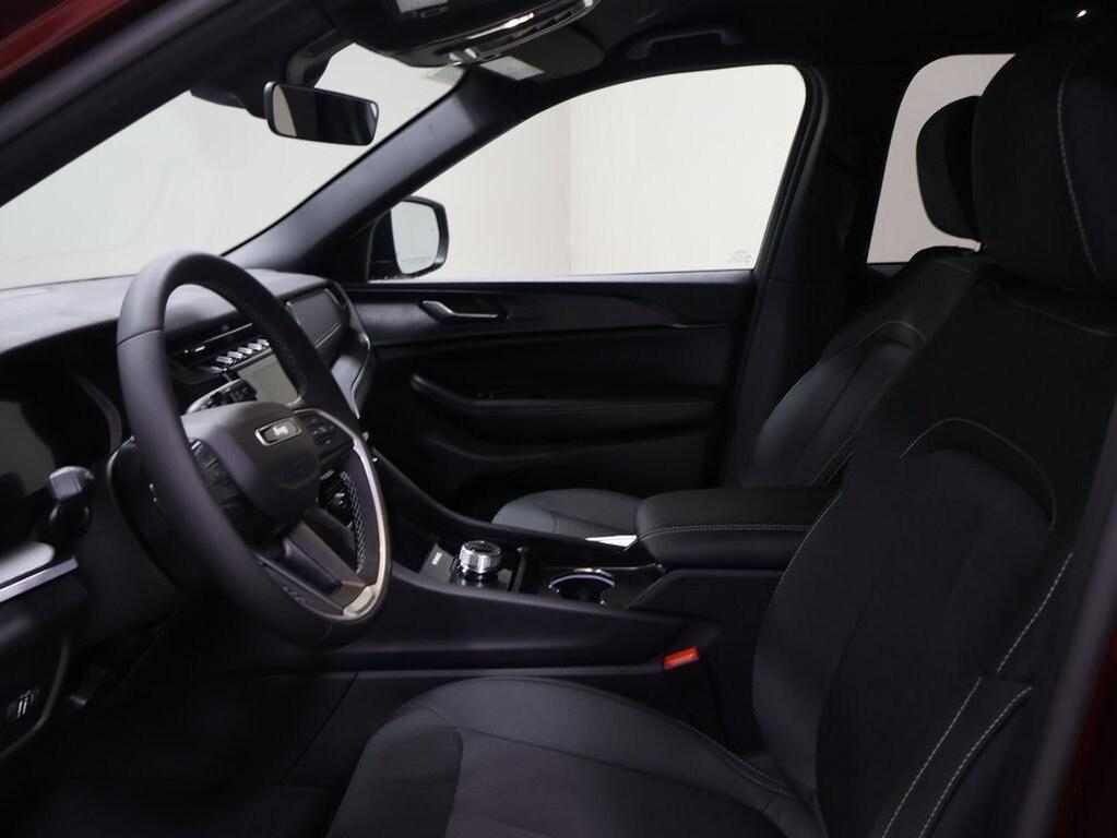 new 2025 Jeep Grand Cherokee car, priced at $37,999