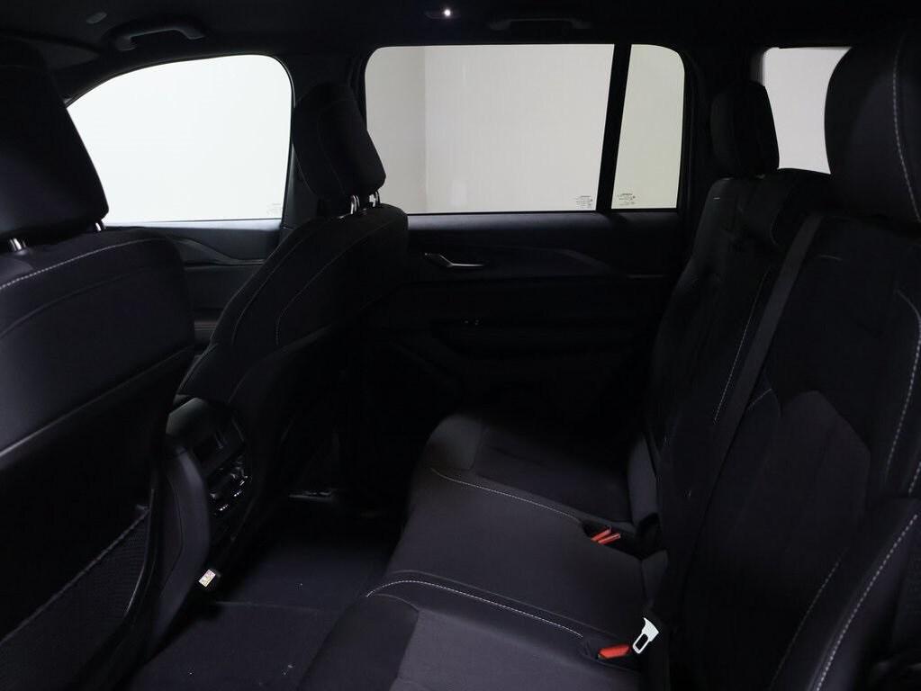 new 2025 Jeep Grand Cherokee car, priced at $37,999