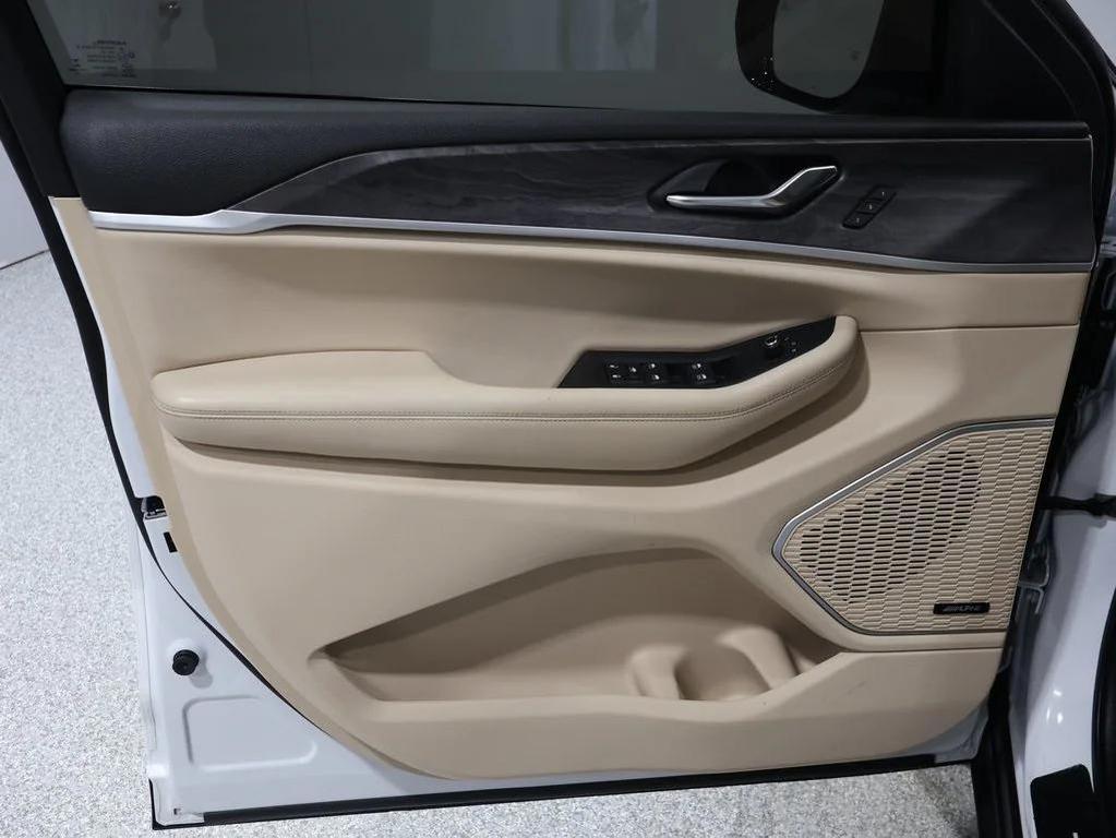 used 2022 Jeep Grand Cherokee car, priced at $31,000