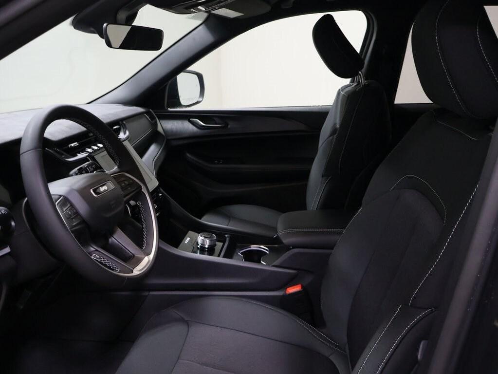 new 2025 Jeep Grand Cherokee car, priced at $38,433