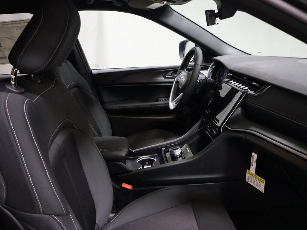 new 2025 Jeep Grand Cherokee car, priced at $38,433