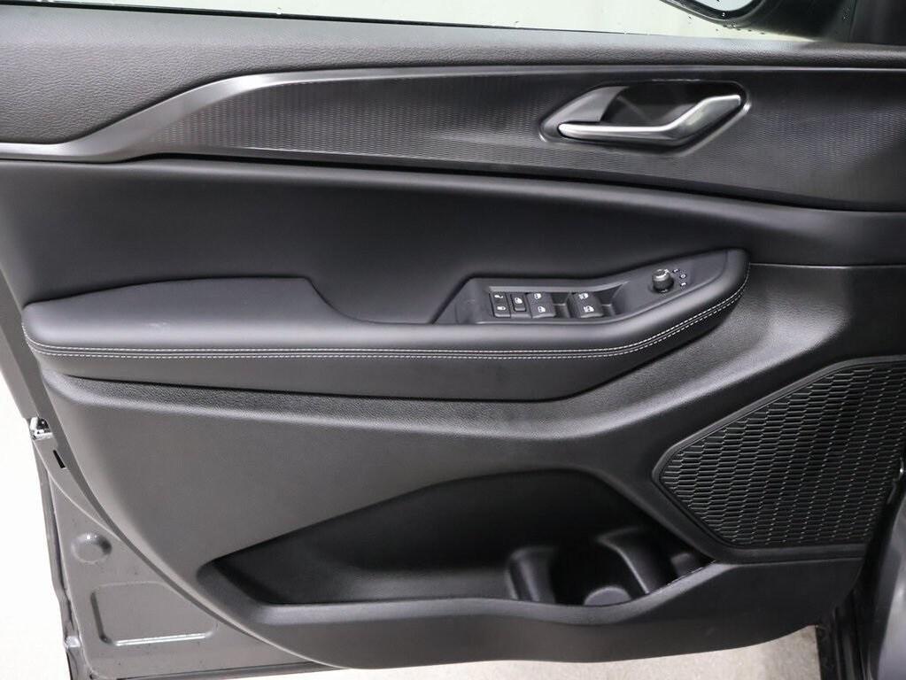 new 2025 Jeep Grand Cherokee car, priced at $38,433