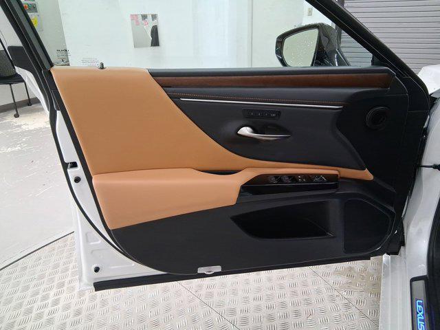 new 2025 Lexus ES 300h car, priced at $50,030