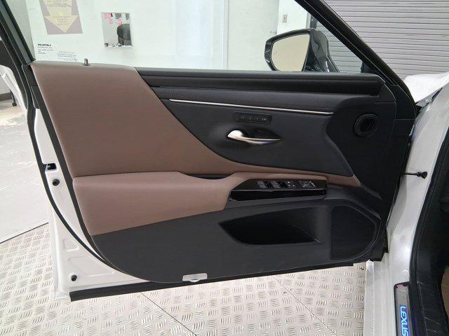 new 2025 Lexus ES 300h car, priced at $53,013