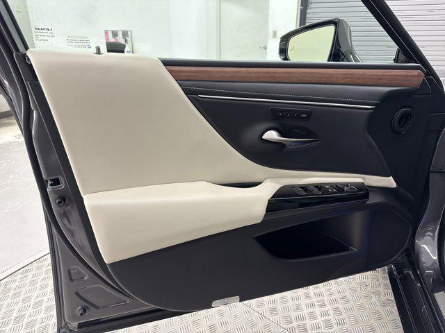 new 2025 Lexus ES 300h car, priced at $48,365