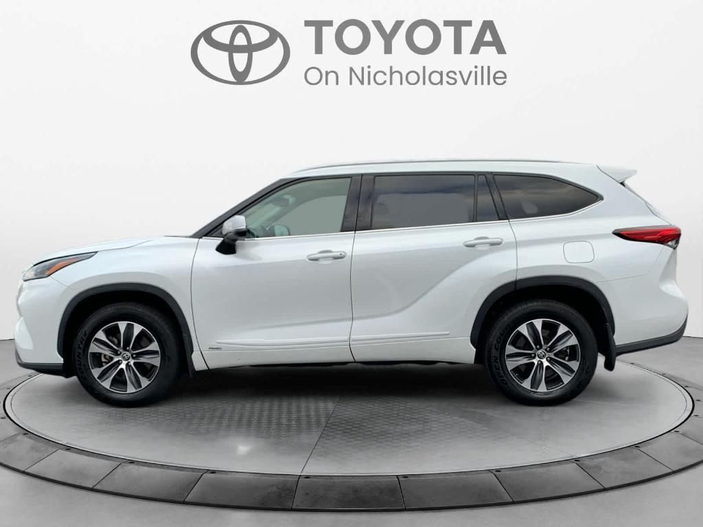 used 2022 Toyota Highlander Hybrid car, priced at $37,502