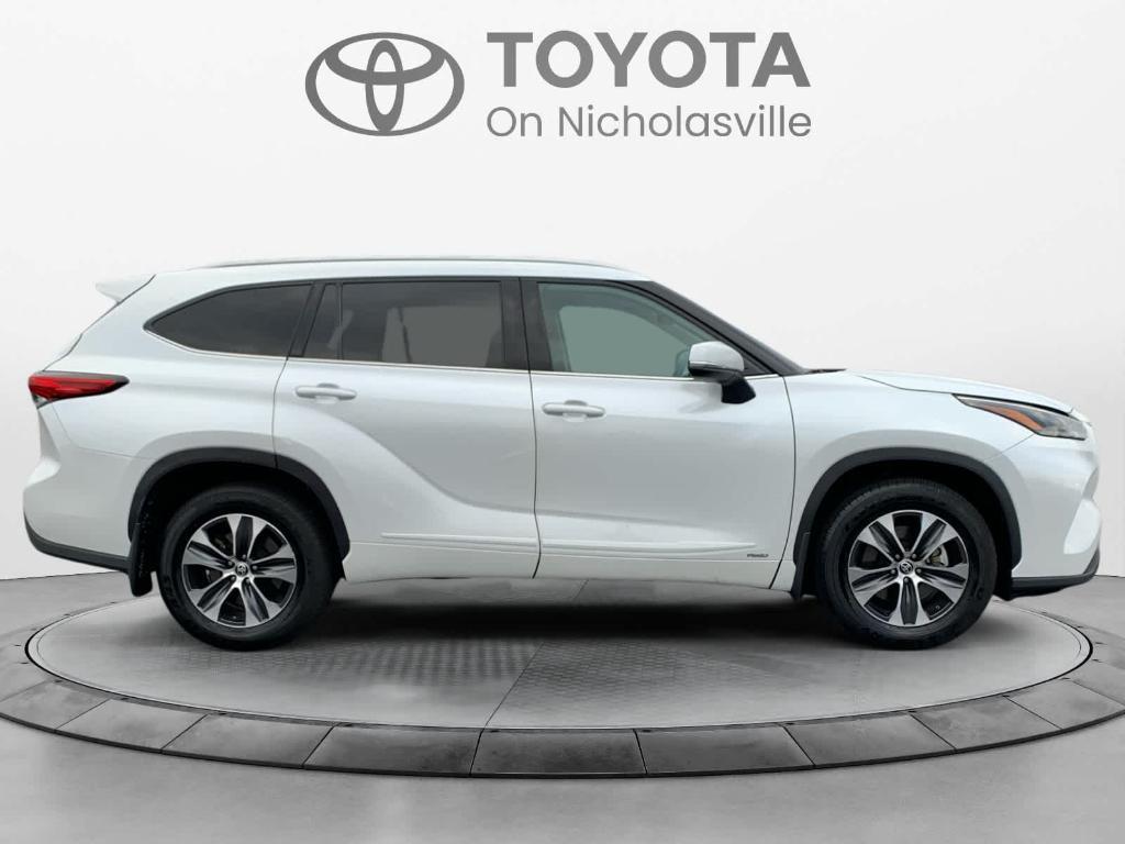 used 2022 Toyota Highlander Hybrid car, priced at $37,502