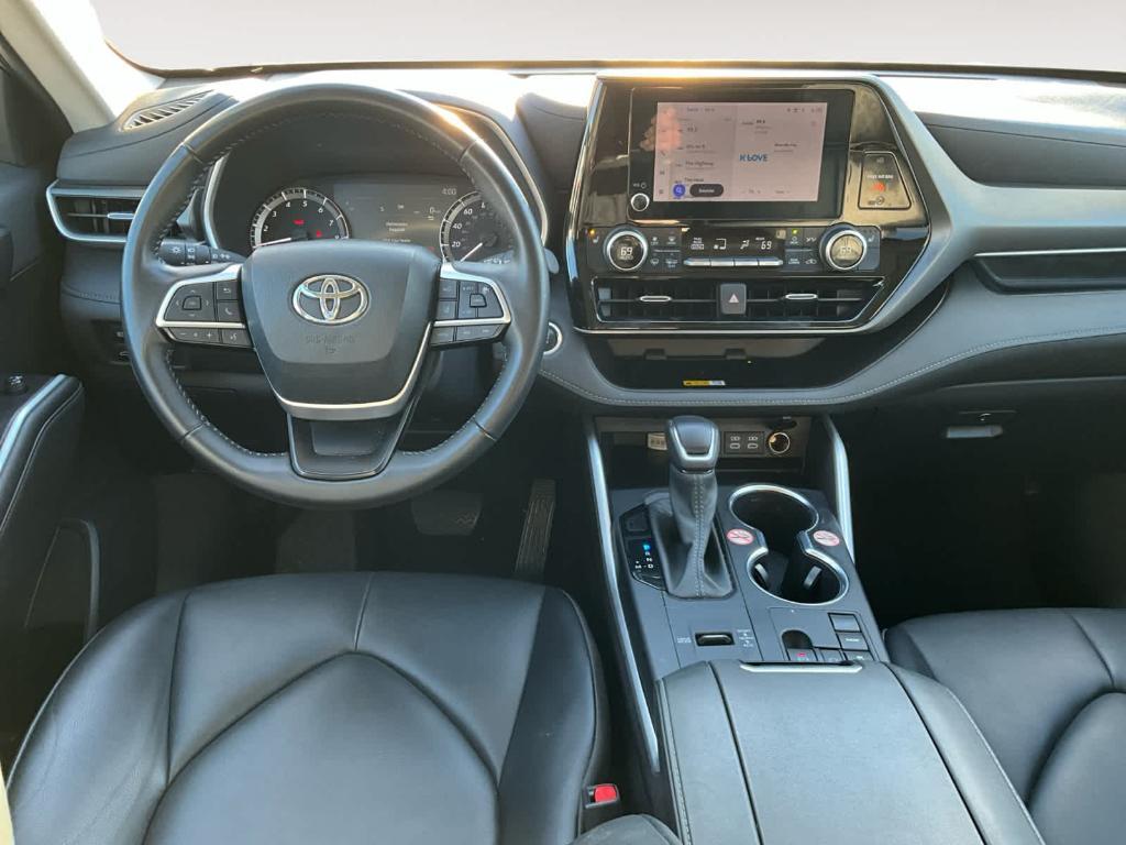 used 2024 Toyota Highlander car, priced at $41,904