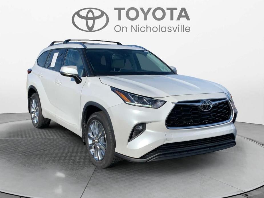 used 2022 Toyota Highlander car, priced at $39,611