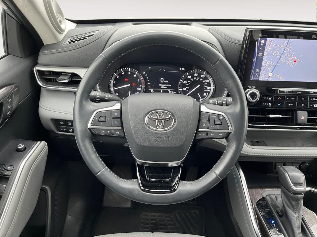 used 2021 Toyota Highlander car, priced at $38,920