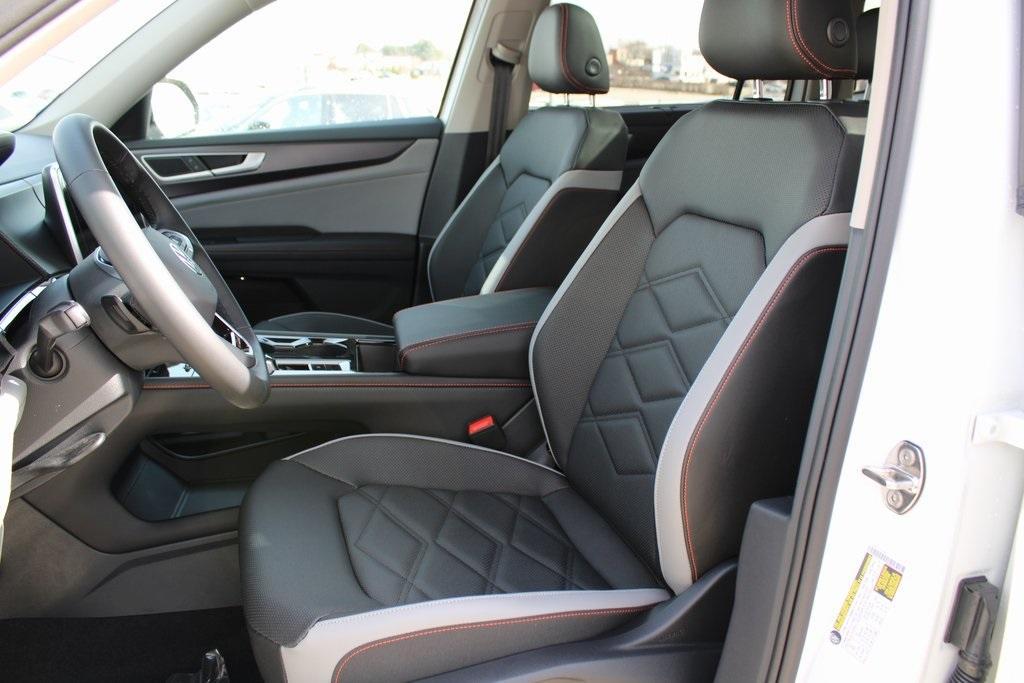 new 2025 Volkswagen Atlas car, priced at $45,645