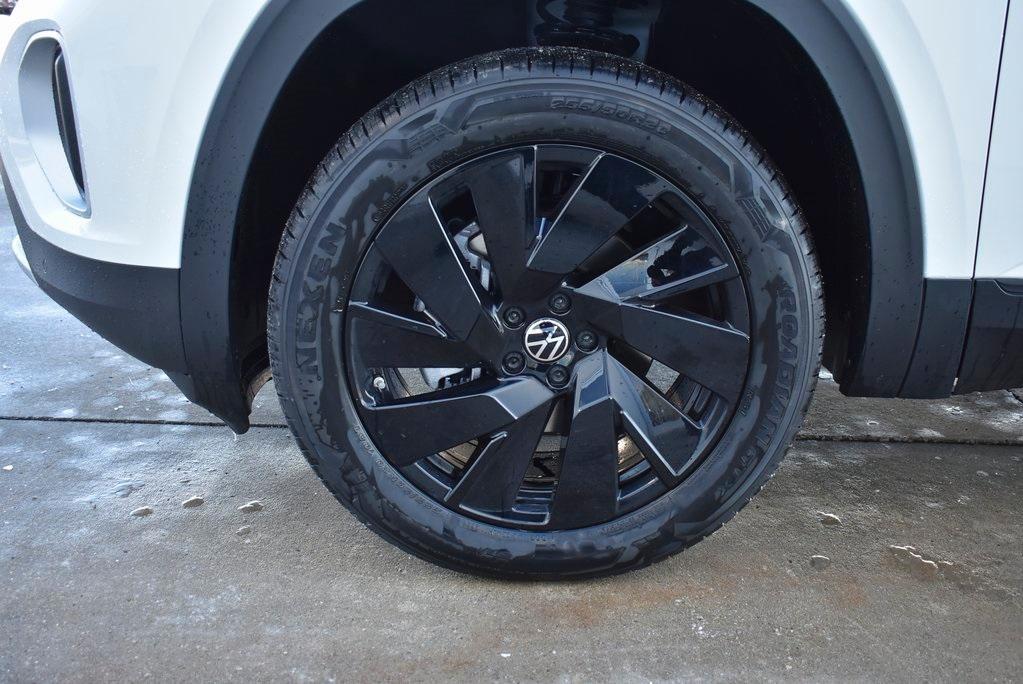 new 2025 Volkswagen Atlas car, priced at $45,015