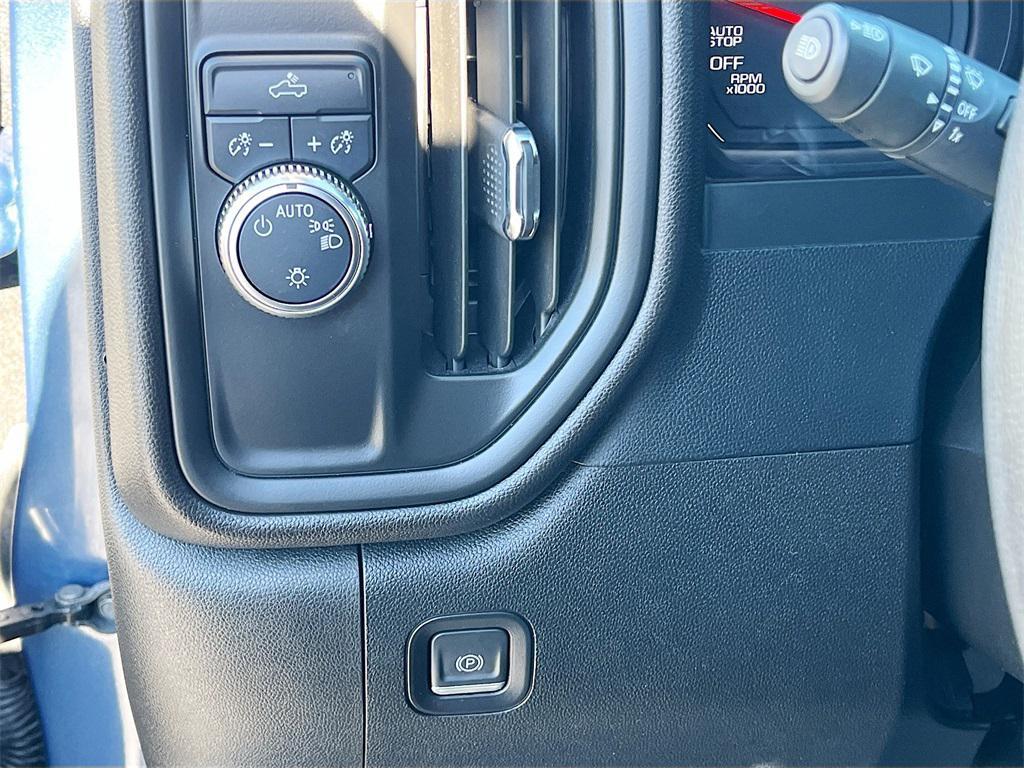 used 2024 GMC Sierra 1500 car, priced at $33,000