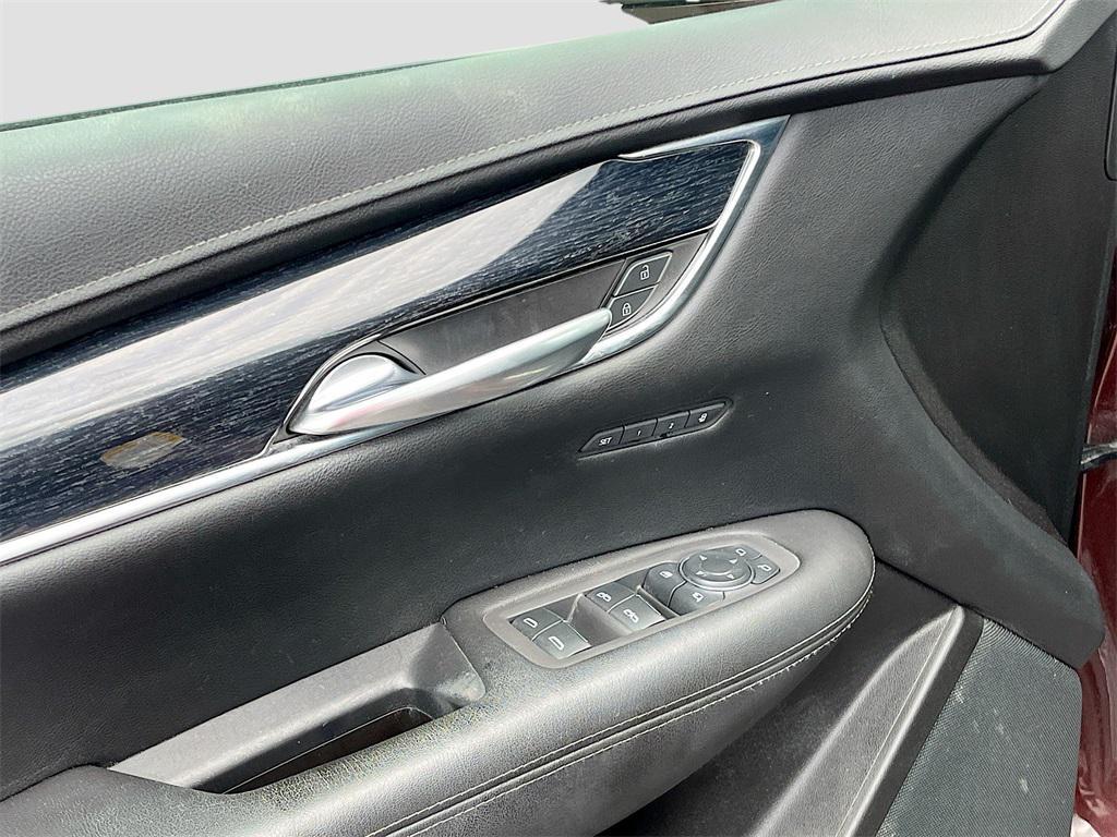 used 2022 Cadillac XT5 car, priced at $28,700