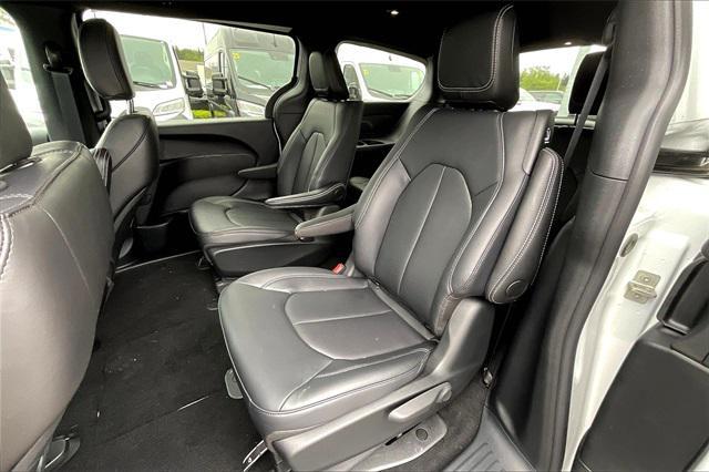 new 2025 Chrysler Pacifica Hybrid car, priced at $48,581