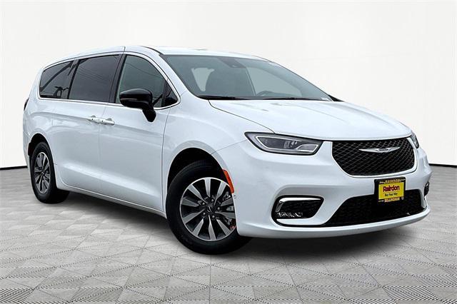 new 2025 Chrysler Pacifica Hybrid car, priced at $48,581