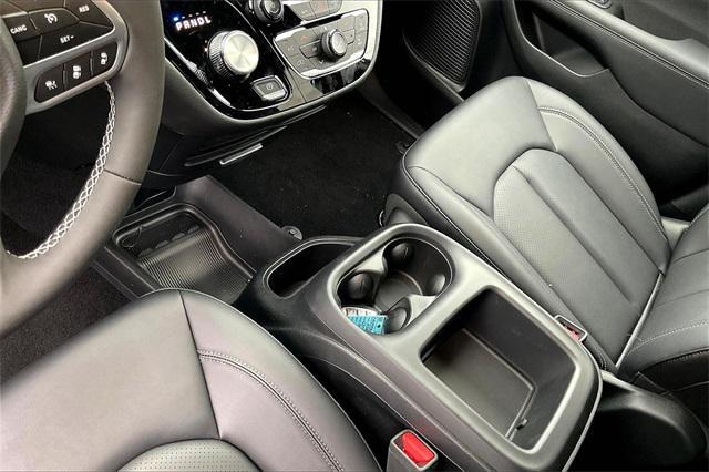 new 2025 Chrysler Pacifica Hybrid car, priced at $48,581