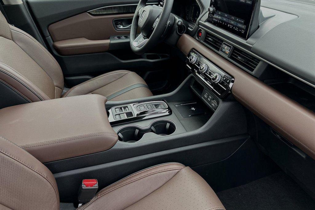 new 2025 Honda Pilot car, priced at $55,305