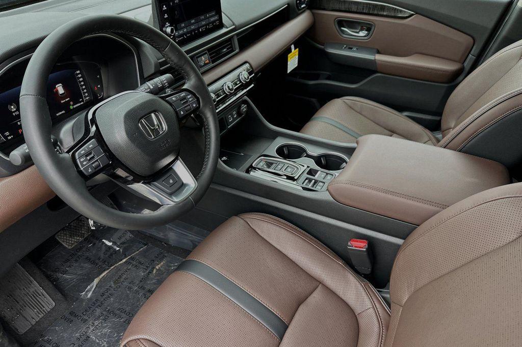 new 2025 Honda Pilot car, priced at $55,305