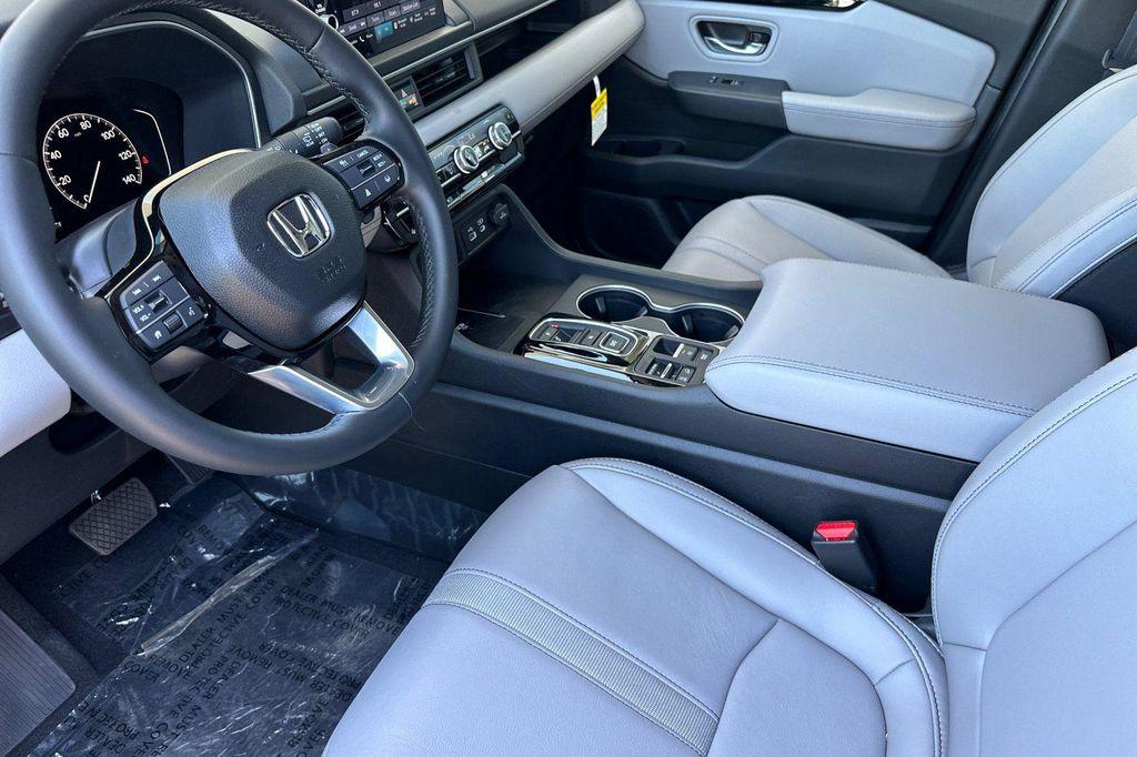 new 2025 Honda Pilot car, priced at $52,995