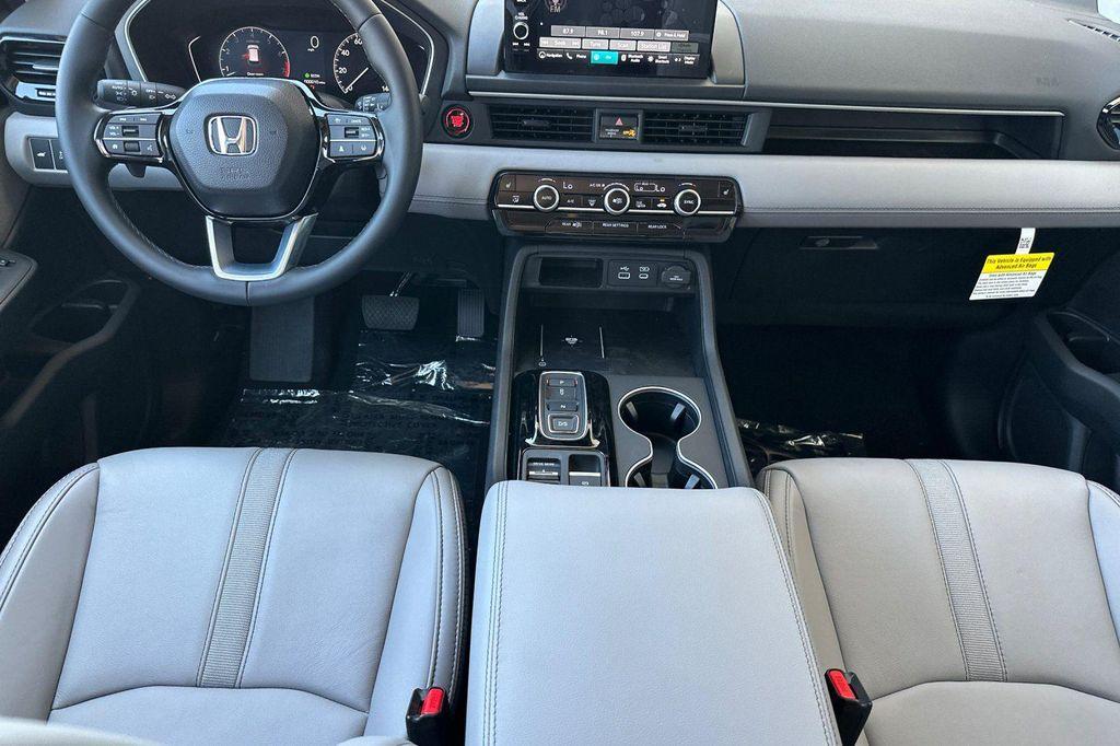 new 2025 Honda Pilot car, priced at $52,950