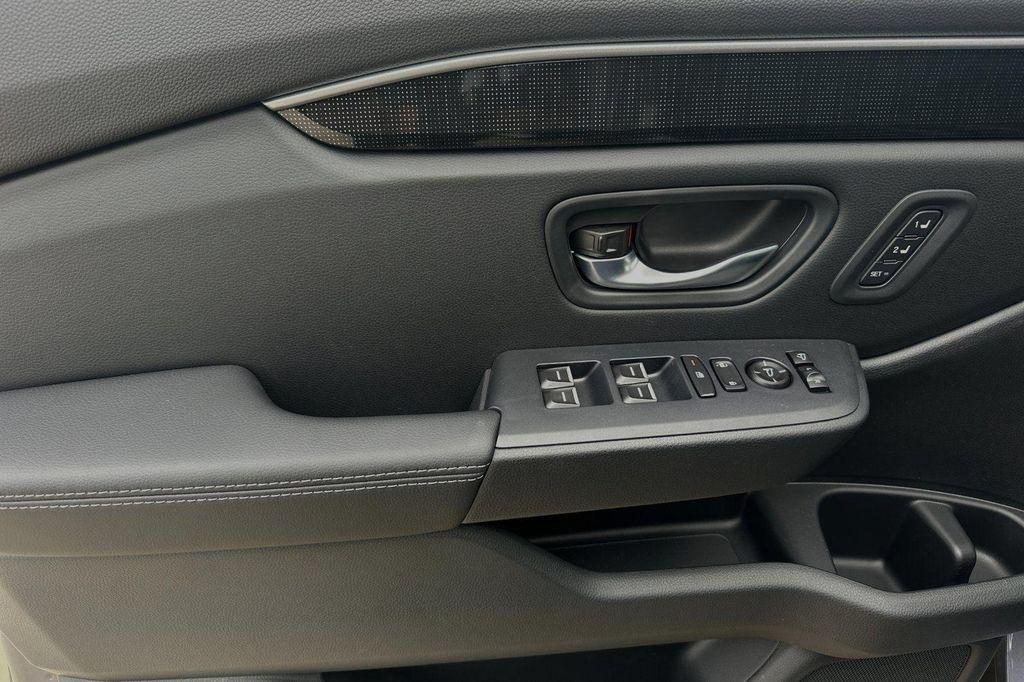 new 2025 Honda Pilot car, priced at $54,575