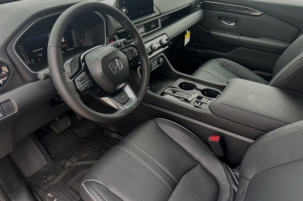 new 2025 Honda Pilot car, priced at $54,575