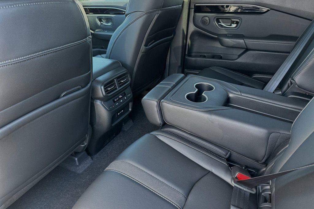 new 2025 Honda Pilot car, priced at $48,280