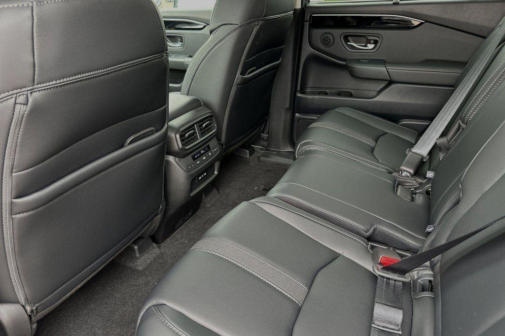 new 2025 Honda Pilot car, priced at $52,280