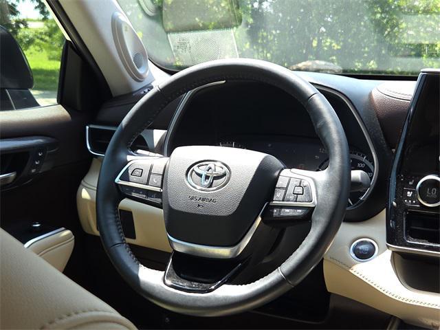 used 2021 Toyota Highlander car, priced at $34,322