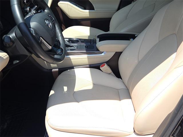 used 2021 Toyota Highlander car, priced at $34,322