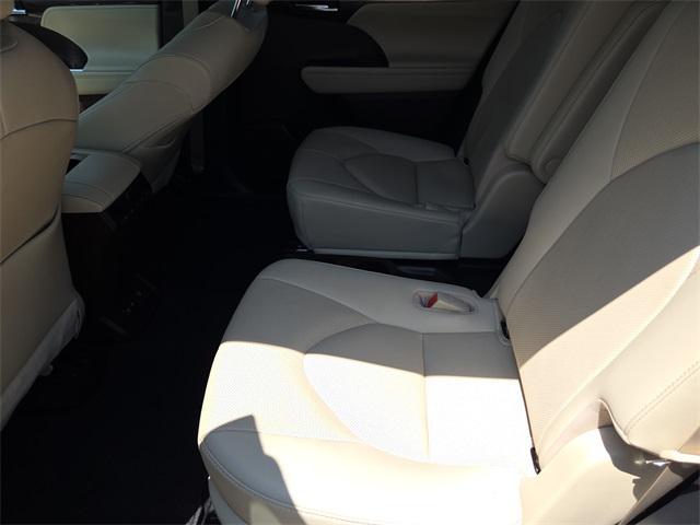 used 2021 Toyota Highlander car, priced at $34,322