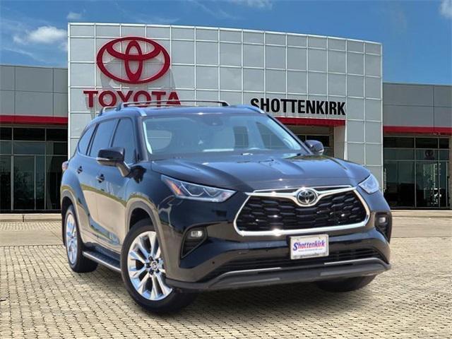 used 2021 Toyota Highlander car, priced at $34,322