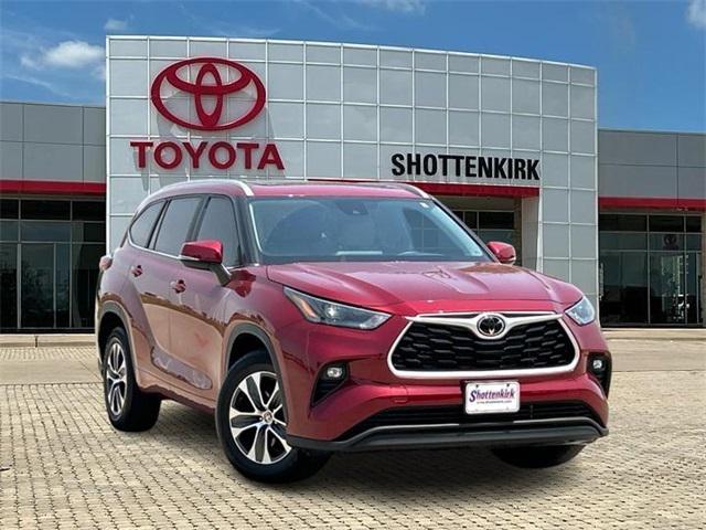 used 2023 Toyota Highlander car, priced at $38,142