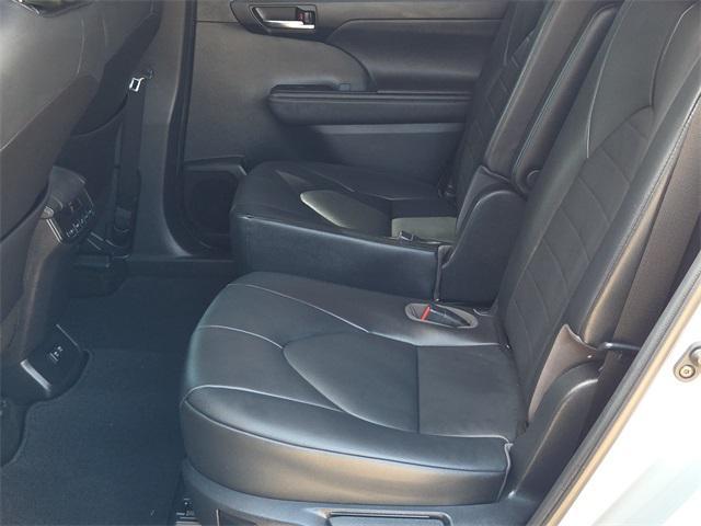 used 2020 Toyota Highlander car, priced at $25,738