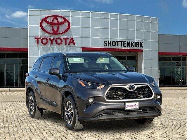 used 2022 Toyota Highlander car, priced at $36,362