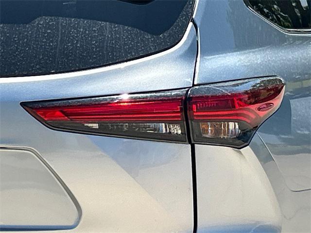 used 2023 Toyota Highlander car, priced at $38,480