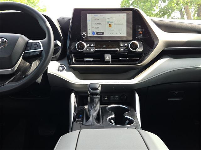 used 2023 Toyota Highlander car, priced at $33,500