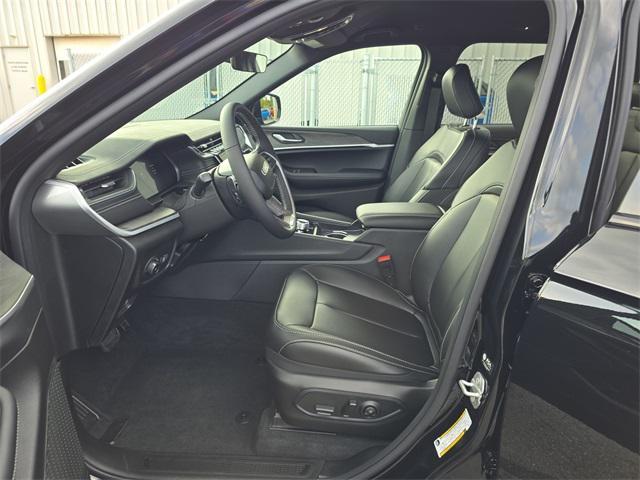 new 2025 Jeep Grand Cherokee car, priced at $47,000