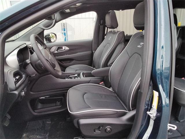new 2025 Chrysler Pacifica car, priced at $54,589
