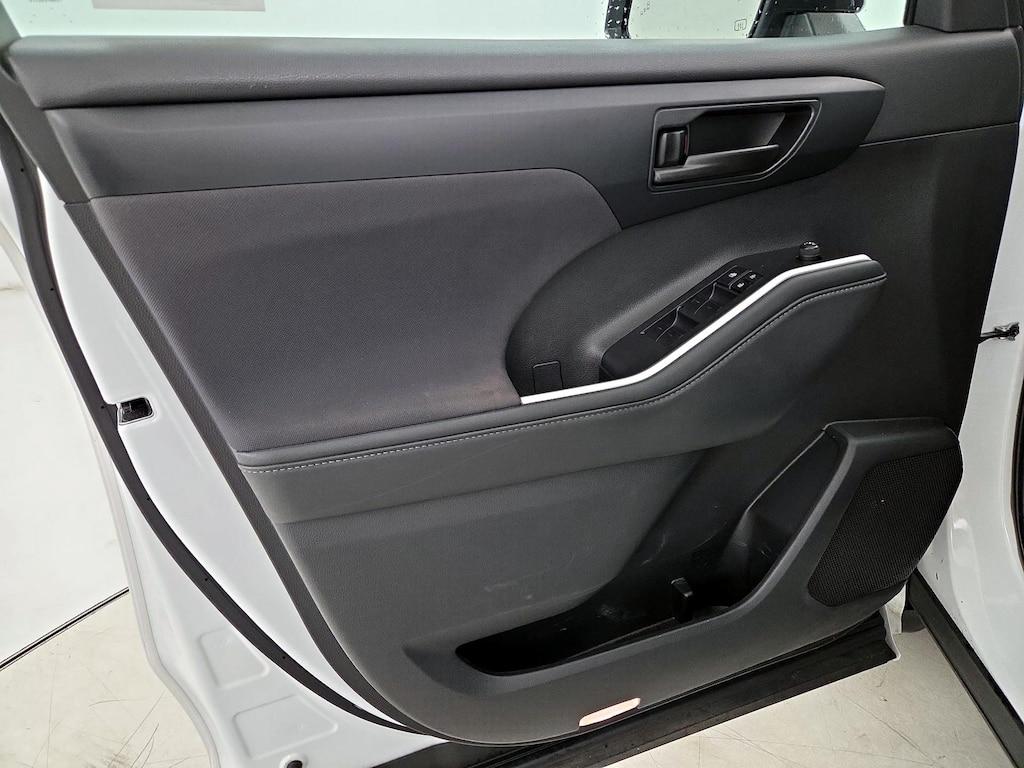 used 2022 Toyota Highlander car, priced at $31,998