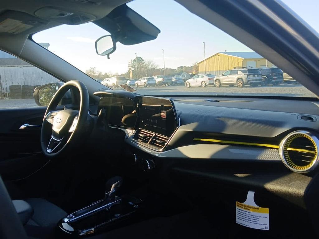 new 2025 Chevrolet Trax car, priced at $26,155